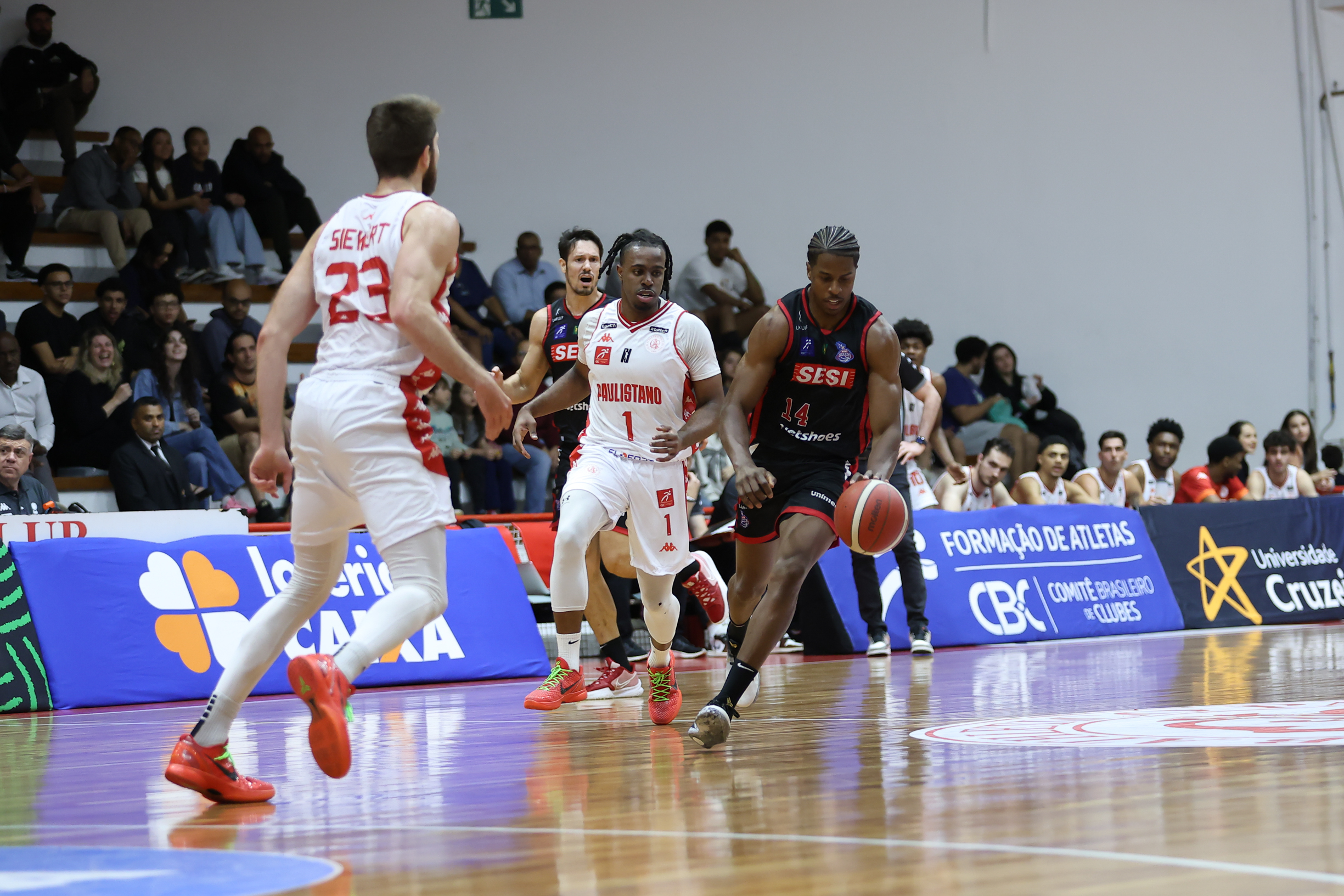 Em jogo apertado, Sesi Franca vence o Paulistano em SP e continua invicto pelo NBB