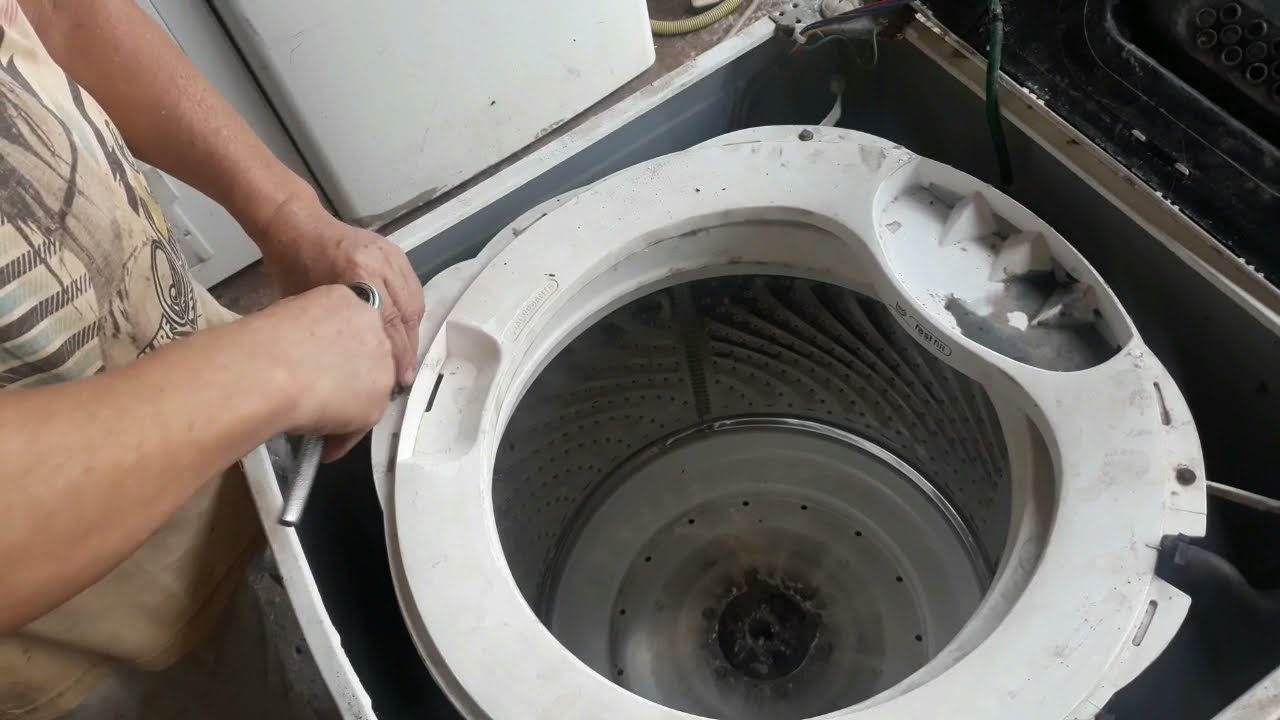 Técnico ensina a fazer a limpeza mensal da máquina de lavar para evitar defeitos