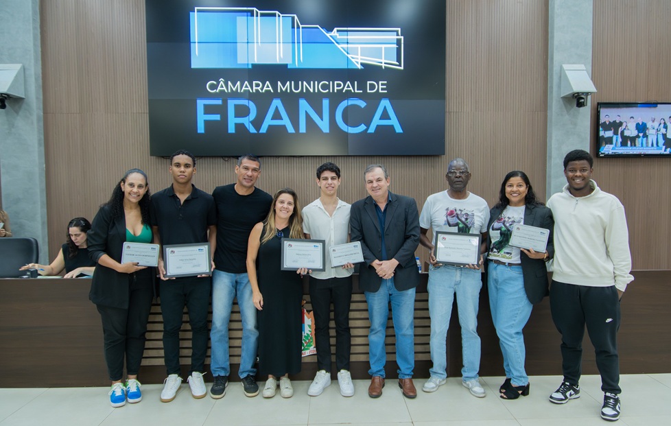 Câmara de Franca homenageia jovens atletas que se destacam no basquete nacional