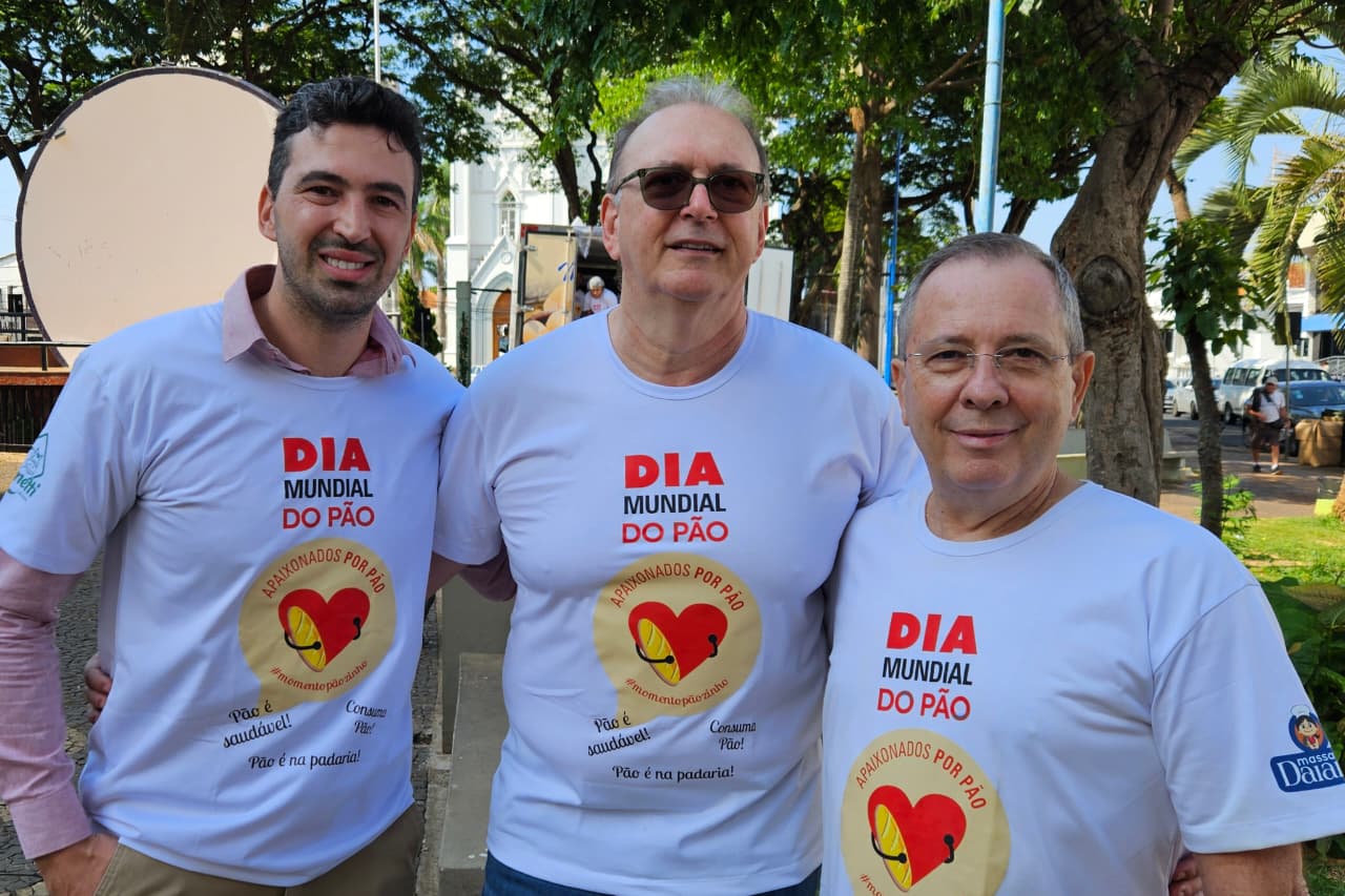 Padarias distribuem pães e suco no Centro de Franca em comemoração ao Dia do Pão