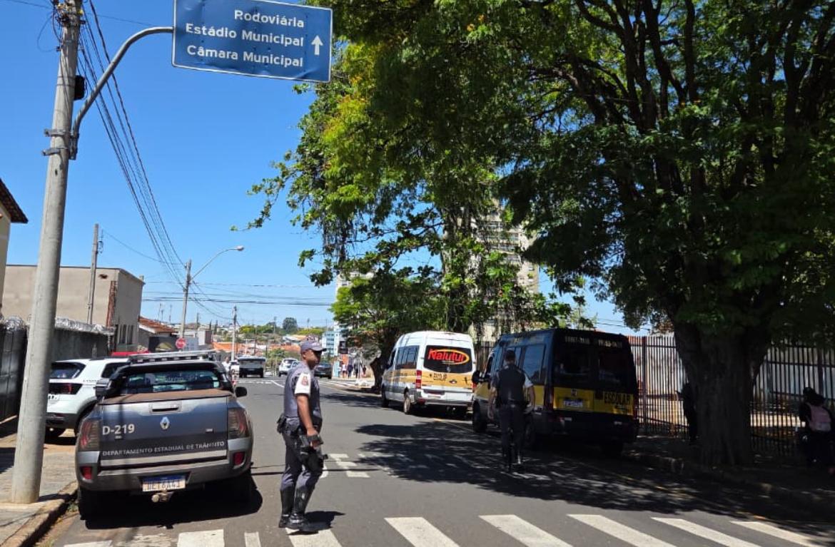 Ação do Detran e Prefeitura fiscaliza transporte escolar e faz 16 multas em Franca