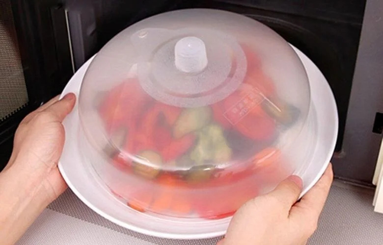 A tampa do micro-ondas pode salvar sua comida! Veja vantagens do acessório