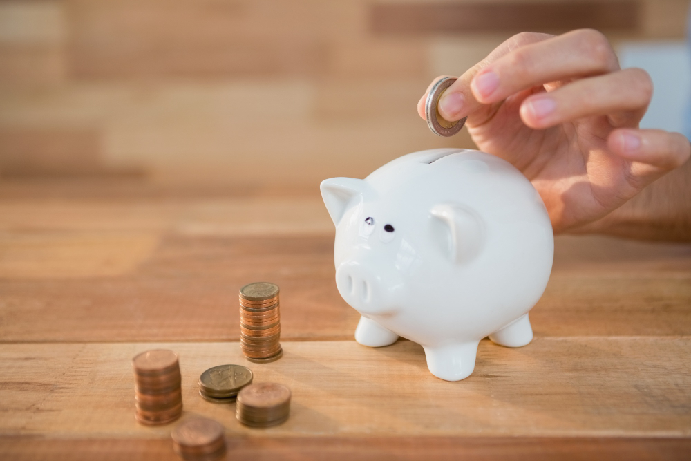É possível economizar com uma renda limitada? Veja como poupar, passo a passo.