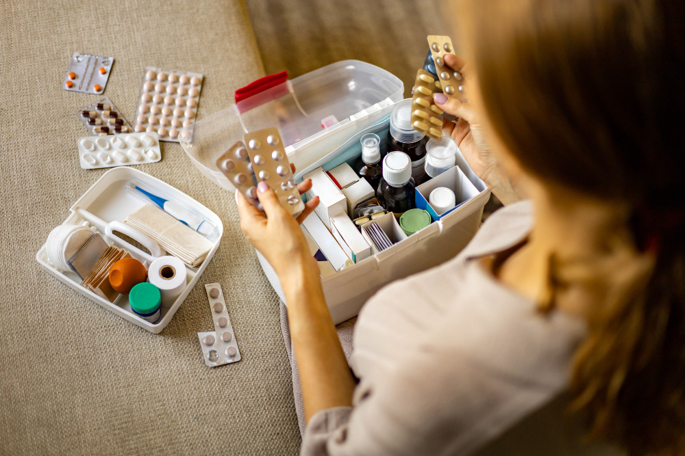 Entenda quando o hábito da “farmacinha caseira” vira um risco para os idosos