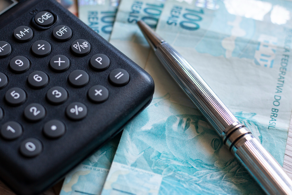 Como usar bem o 13º salário: investir, guardar ou fazer compras neste fim de ano