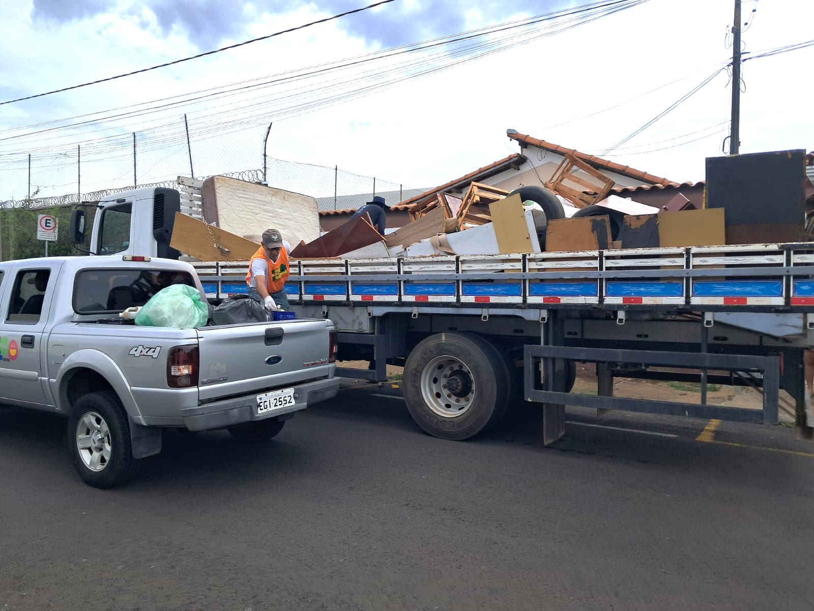 ‘Arrastão da Dengue’ recolhe 4 toneladas de materiais no Ângela Rosa