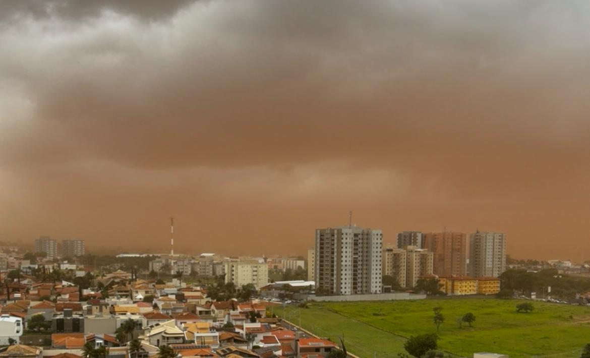 Em Franca, agora, todas as tardes estão assim: nuvens fazem o sol sumir do horizonte