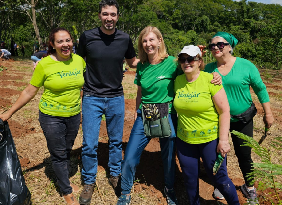 Verdejar e Mulheres do Brasil plantam mudas e fazem caminhada em apoio às mulheres
