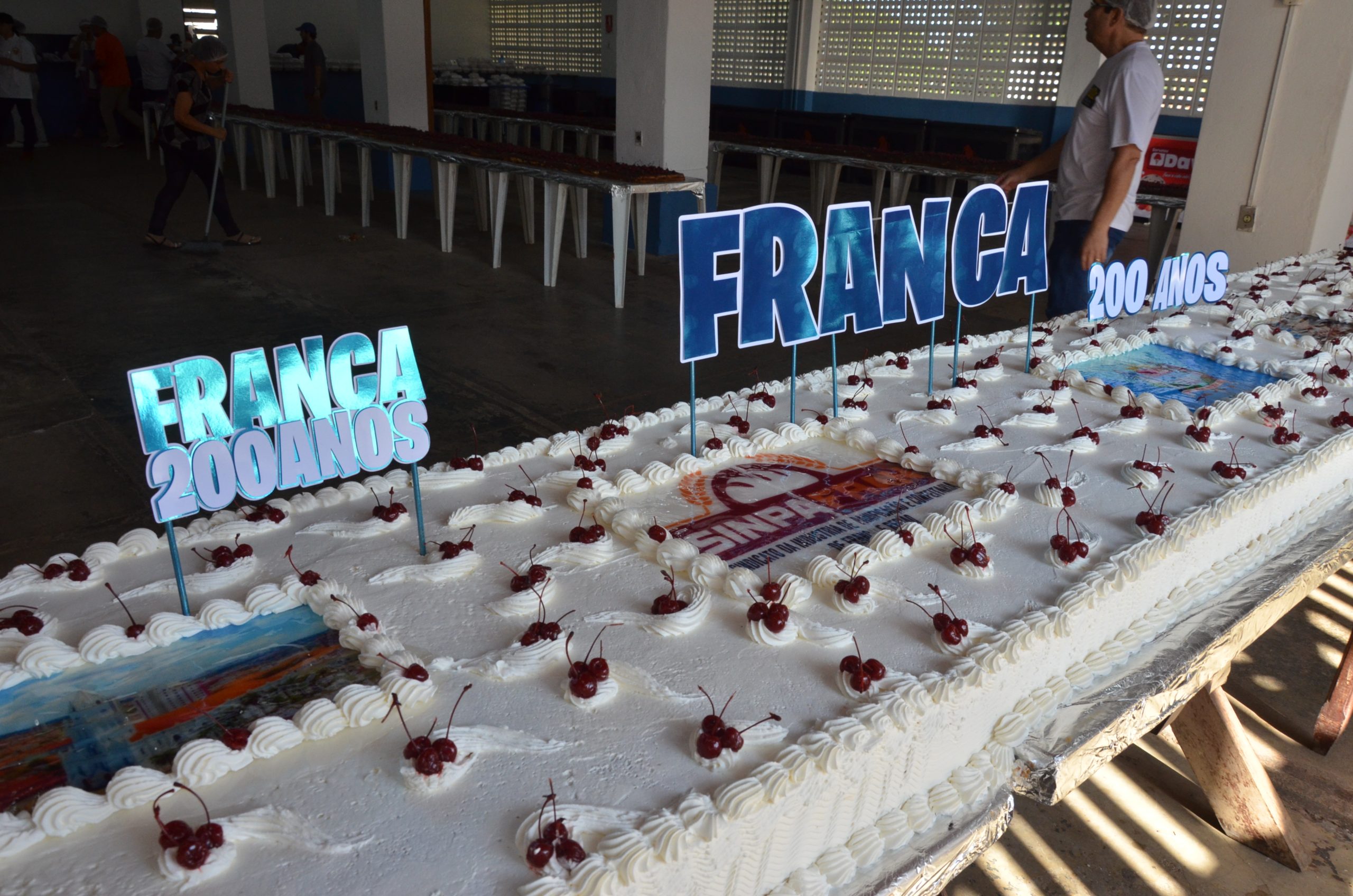 Franca completa 201 anos com bolo gigante, arte e música para todos