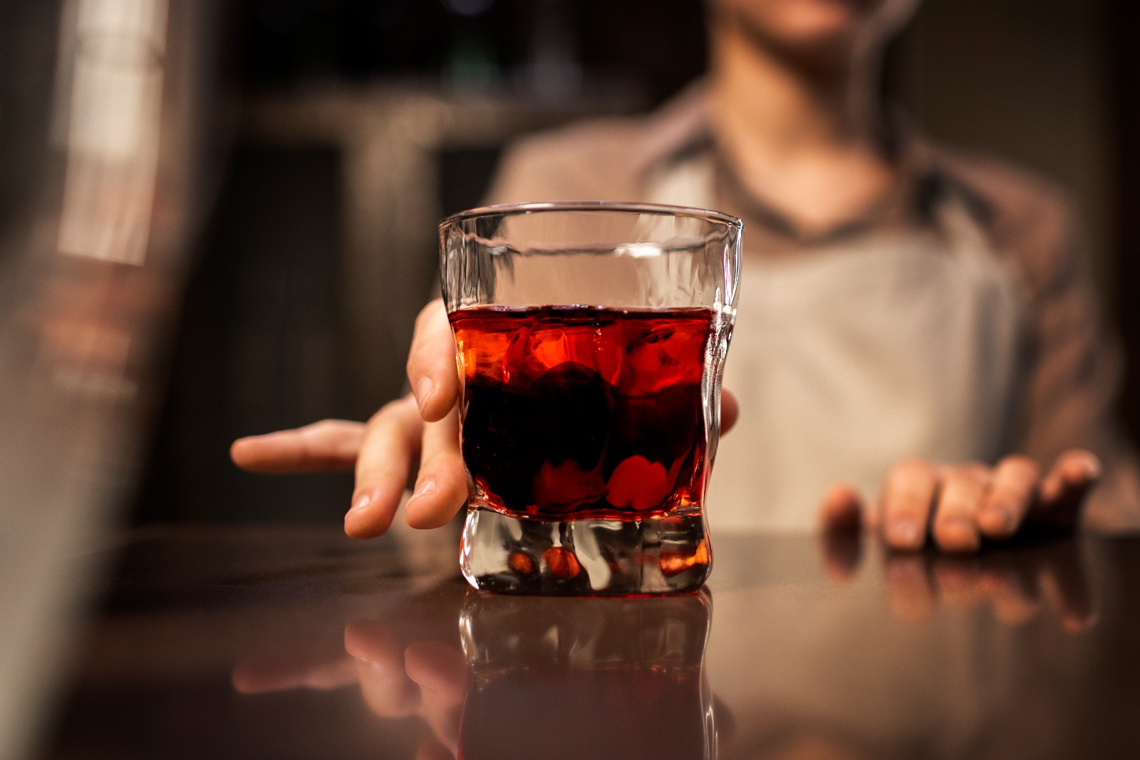 Saiba como identificar bebidas falsas e fique atento aos riscos para a saúde
