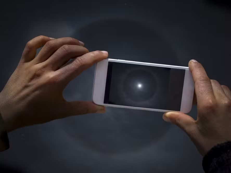 Usar telas no escuro faz mais mal aos olhos? Entenda o que muda quando a luz apaga