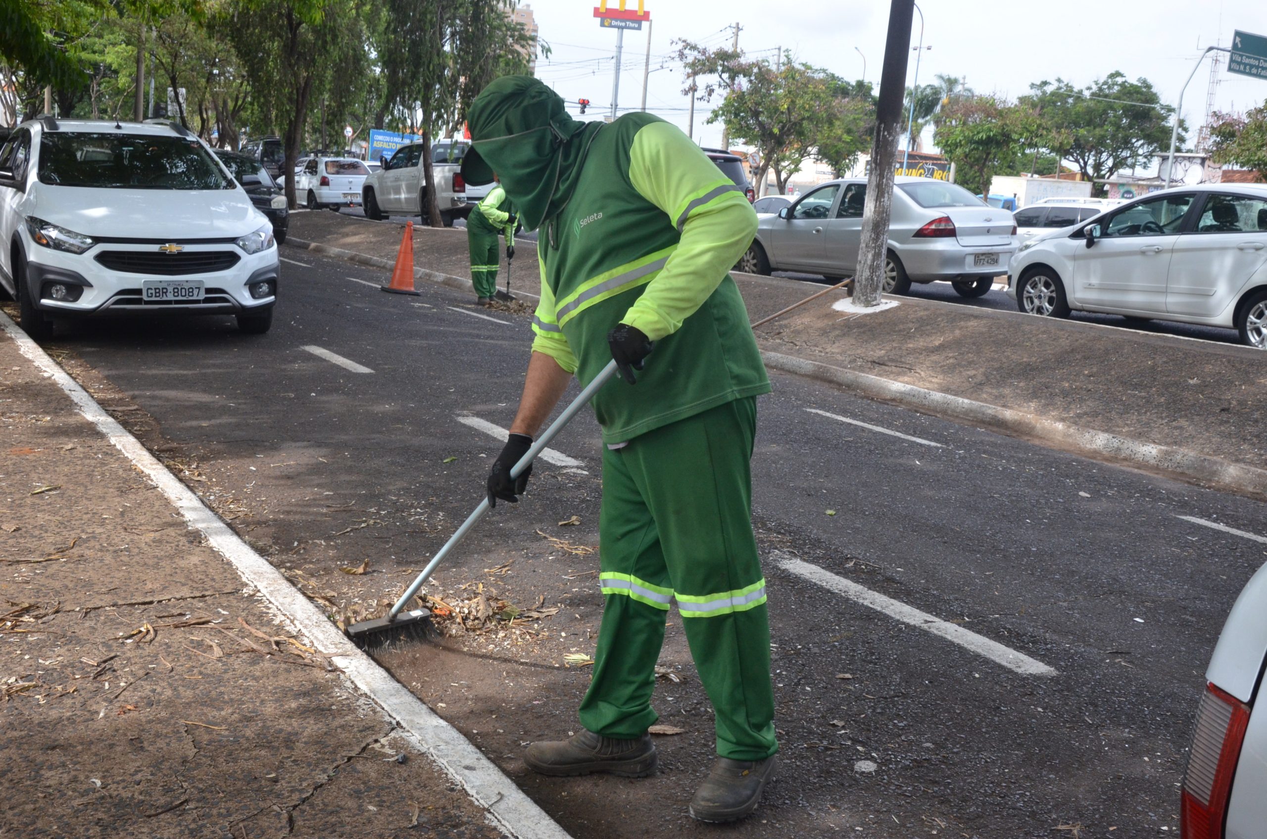 Equipes de Franca seguem com serviços de limpeza em áreas urbanas de vários bairros