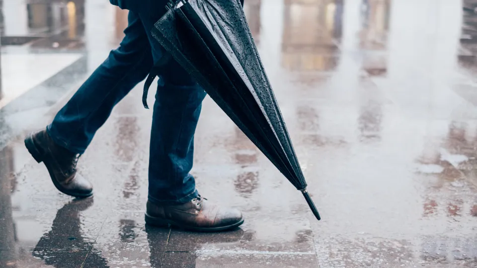 Confira 5 truques para secar sapatos molhados sem danificar o material
