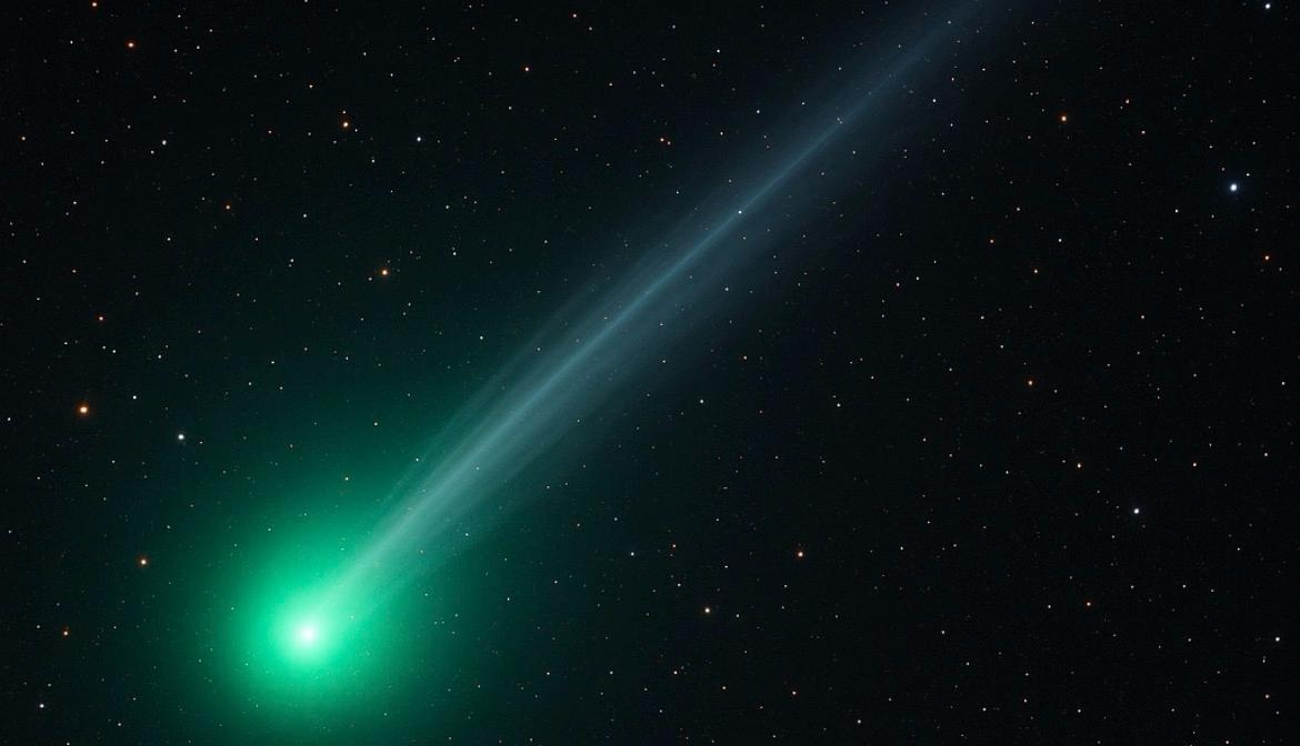 Cometa interestelar está cruzando o Sistema Solar e passa por trás da Lua no céu