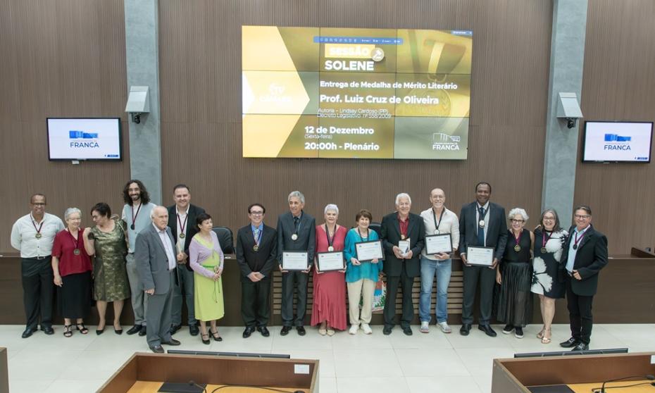 Veja os literatos homenageados com “Medalha Literária Luiz Cruz” na Câmara de Franca