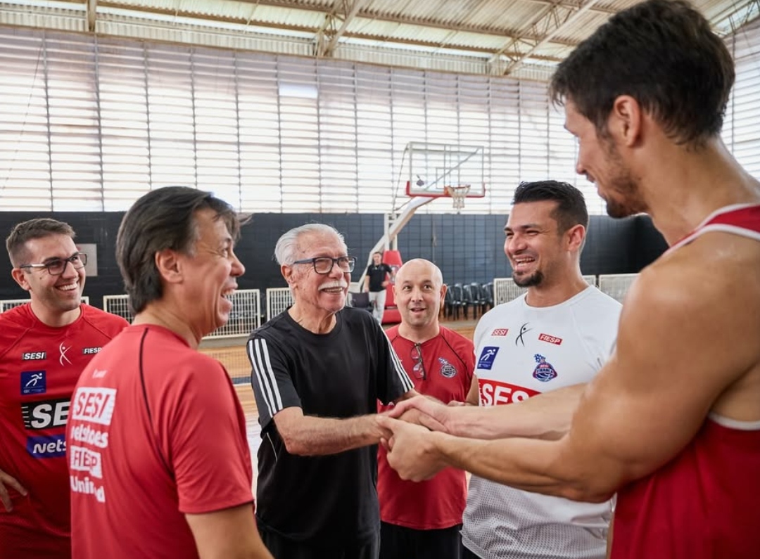 Momento emocionante: Hélio Rubens volta à quadra para motivar elenco do Sesi Franca