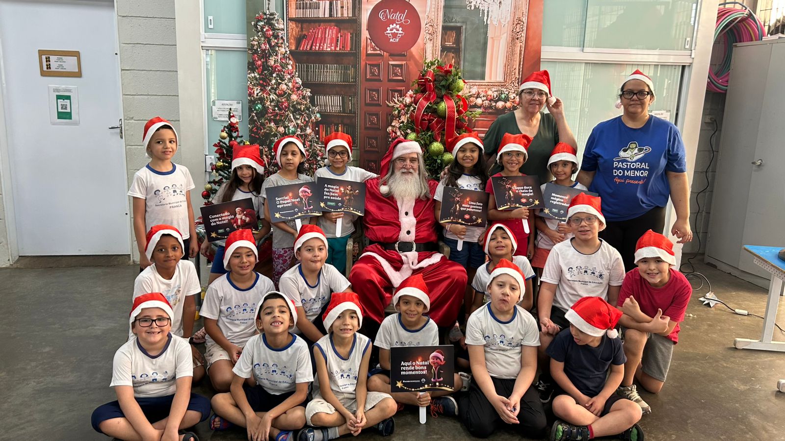 Papai Noel visita escolas municipais de Franca e leva magia do Natal a 945 crianças