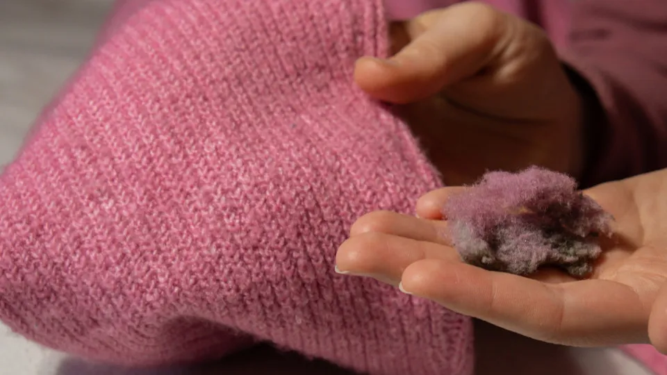 Dicas eficazes para tirar as “bolinhas” da roupa sem estragar a peça