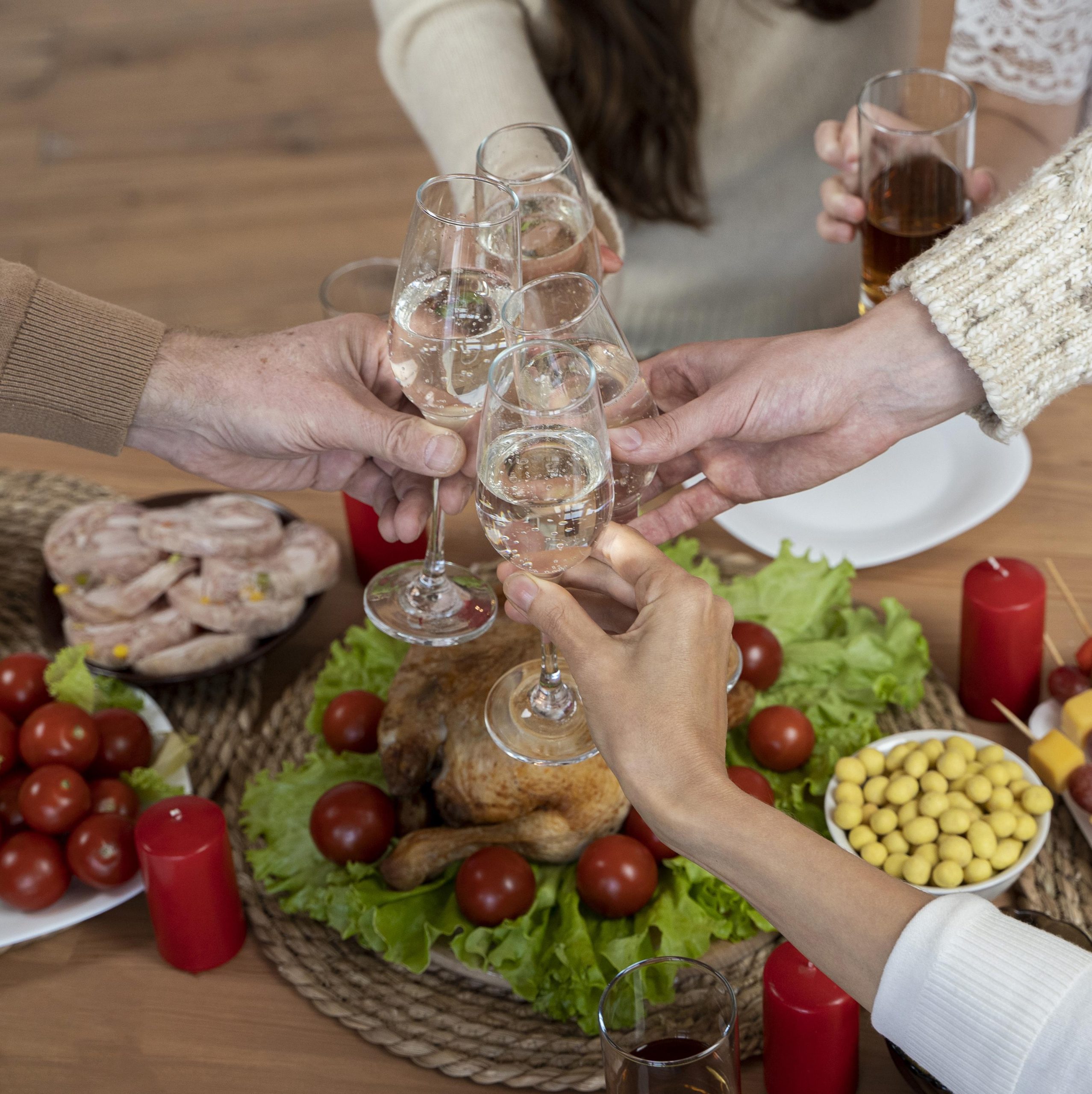 Beber água entre drinks e pratos pesados das festas faz diferença para o corpo?