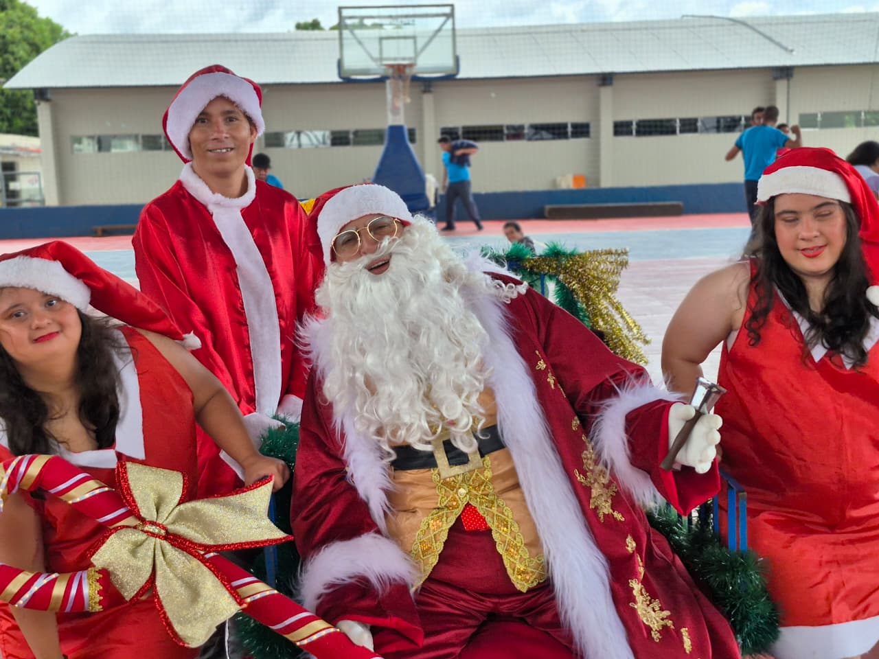 Veja como foi a chegada do Papai Noel na Apae Franca: muita emoção para todos