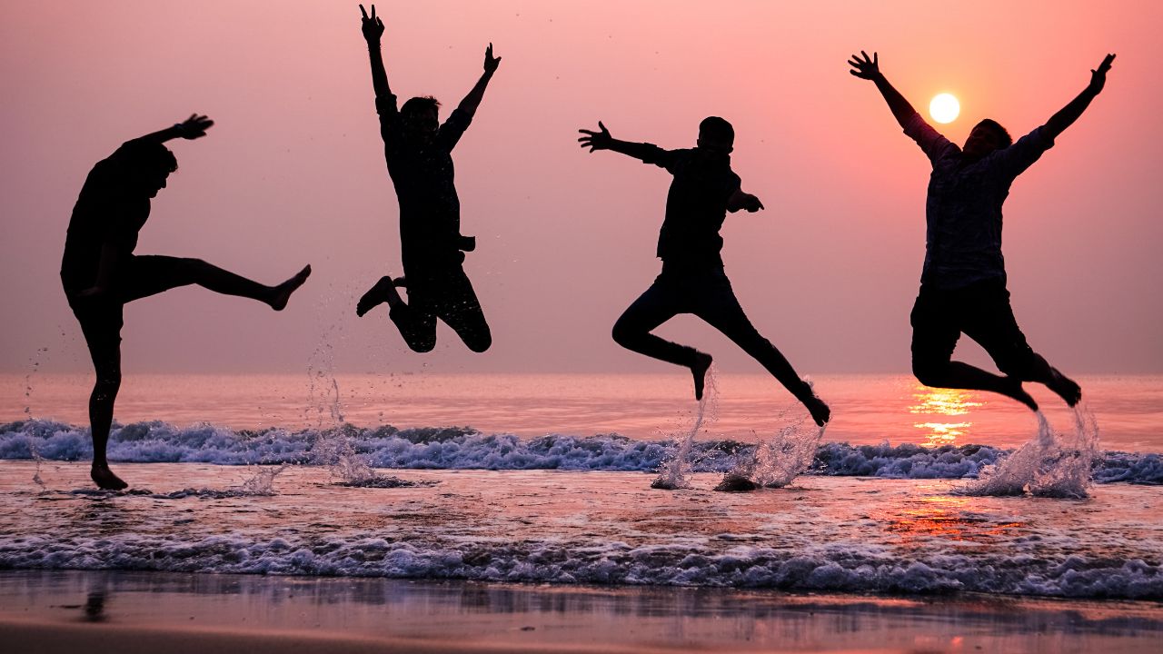 Cor da calcinha, pular 7 ondas… Mitos e verdades sobre os rituais de Ano Novo