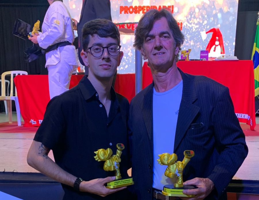Pai e filho representam Franca em premiação da Federação Paulista de Taekwondo