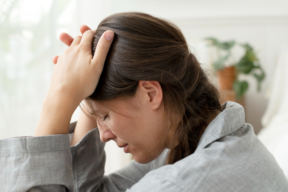 Dor de cabeça piora no calor? Médica explica as causas e quando o sintoma preocupa