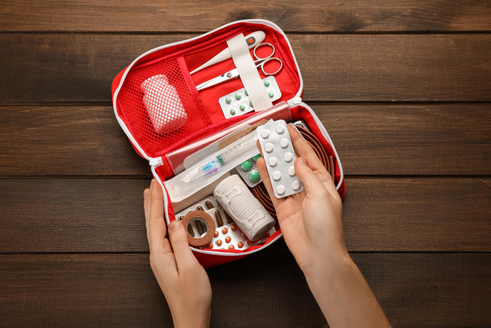 Enfermeira ensina a montar kit de primeiros socorros para viajar com segurança