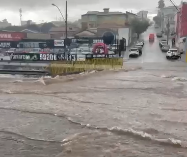 Durante chuvas fortes, é preciso cautela para transitar pelas marginais de Franca