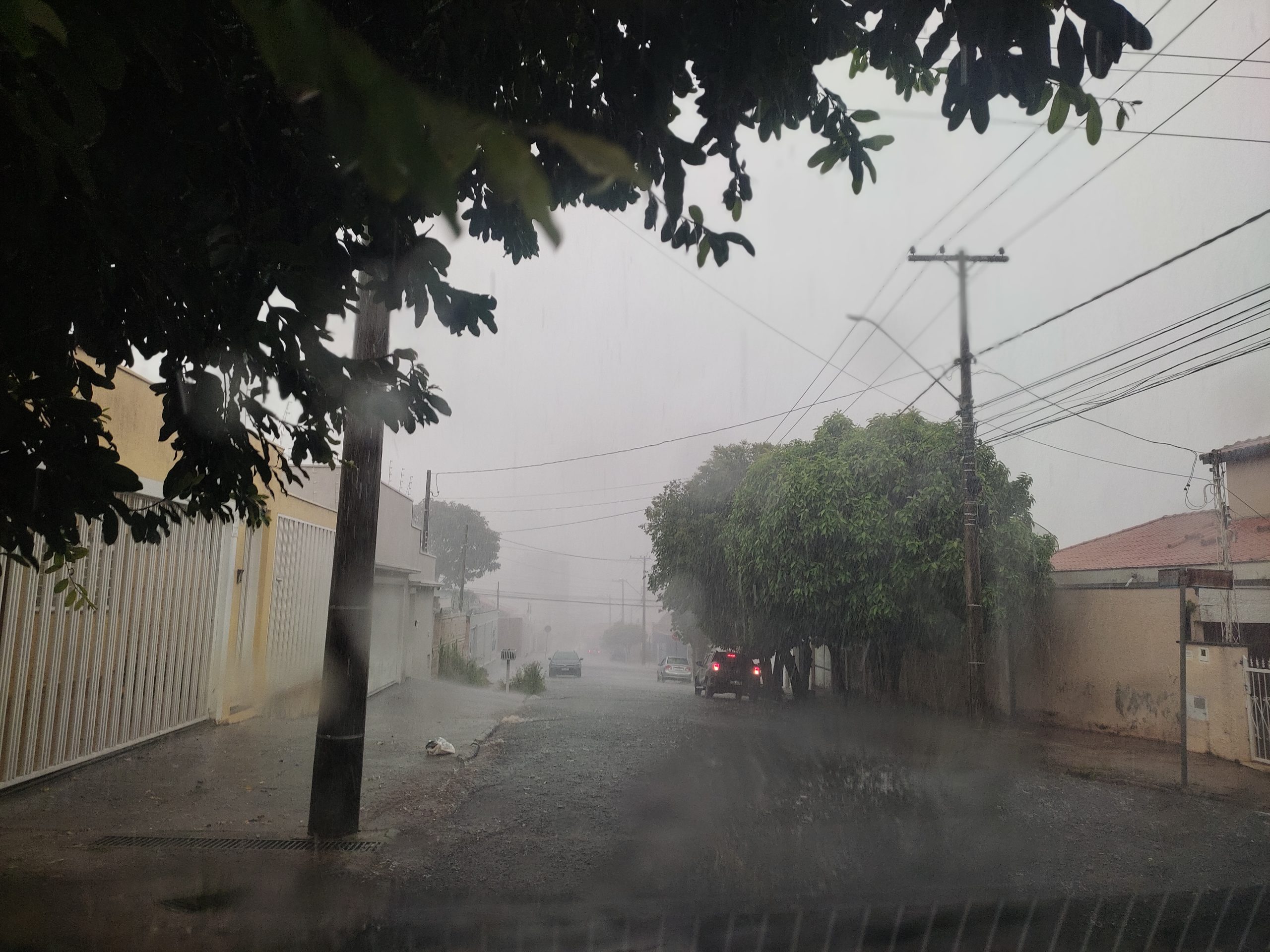Temporal com granizo e ventos fortes assustam francanos neste início de tarde