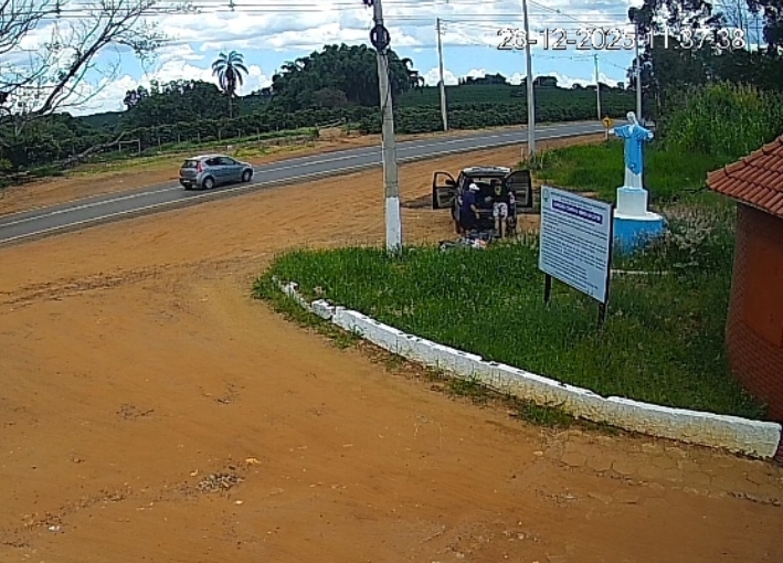 Porcalhões jogam lixo à beira da pista, são filmados e podem ser multados em R$ 600