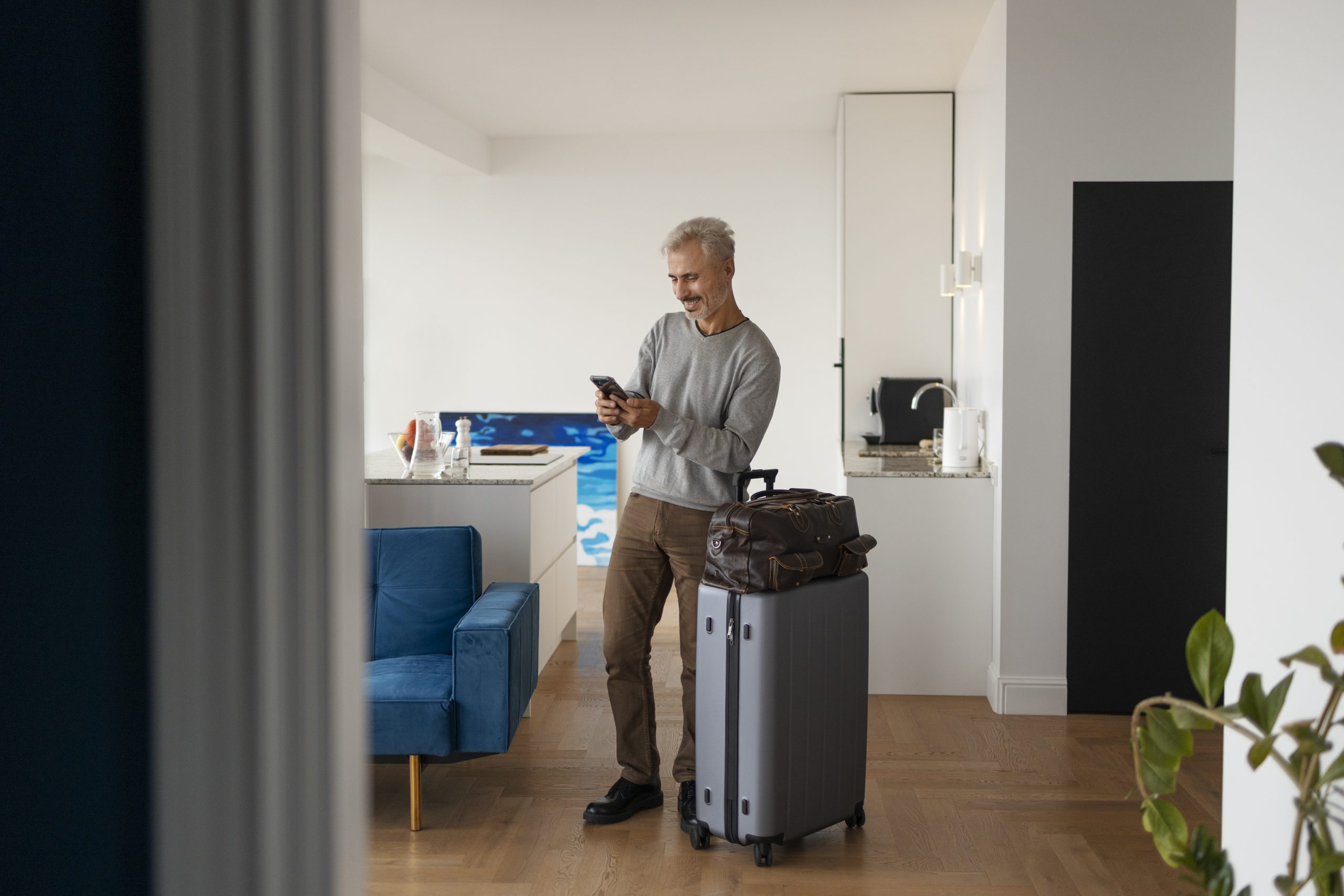 Viajar nas férias? Saiba qual erro mais comum ao deixar a casa vazia e como evitar