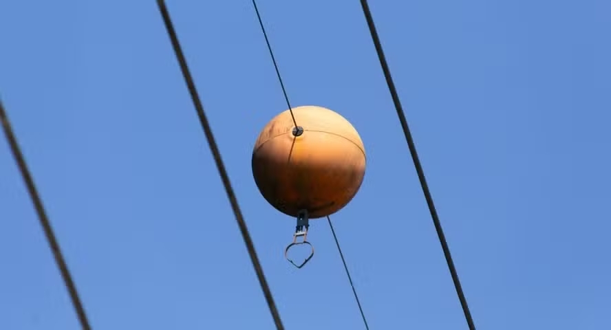 O que são essas “bolas de basquete” laranjas em fios de energia?