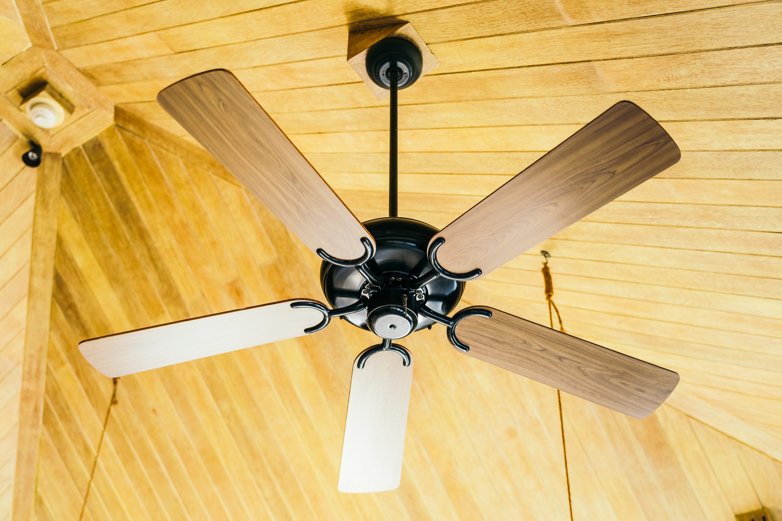 Ventilação ou exaustão: para que servem os modos do ventilador de teto?