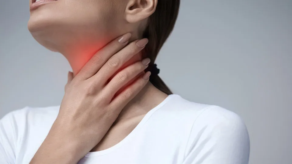 Dor de garganta no verão é normal? Otorrinolaringologista explica