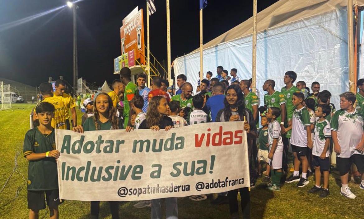 Jogadores da Francana entram em campo com pets, em projeto que propõe adoção