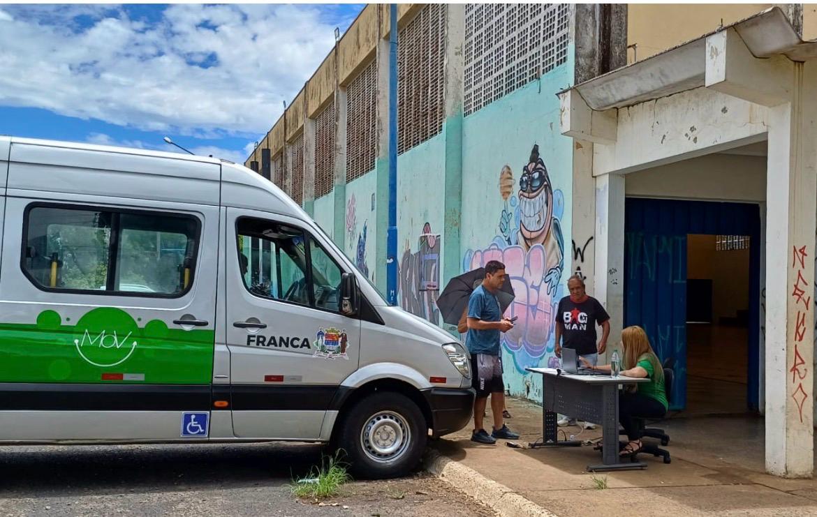 Van itinerante da empresa MoV Franca vai atender os passageiros na troca dos cartões