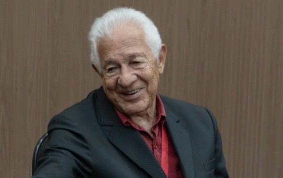 Luiz Cruz lança livro sobre sua experiência como professor, neste sábado (10)