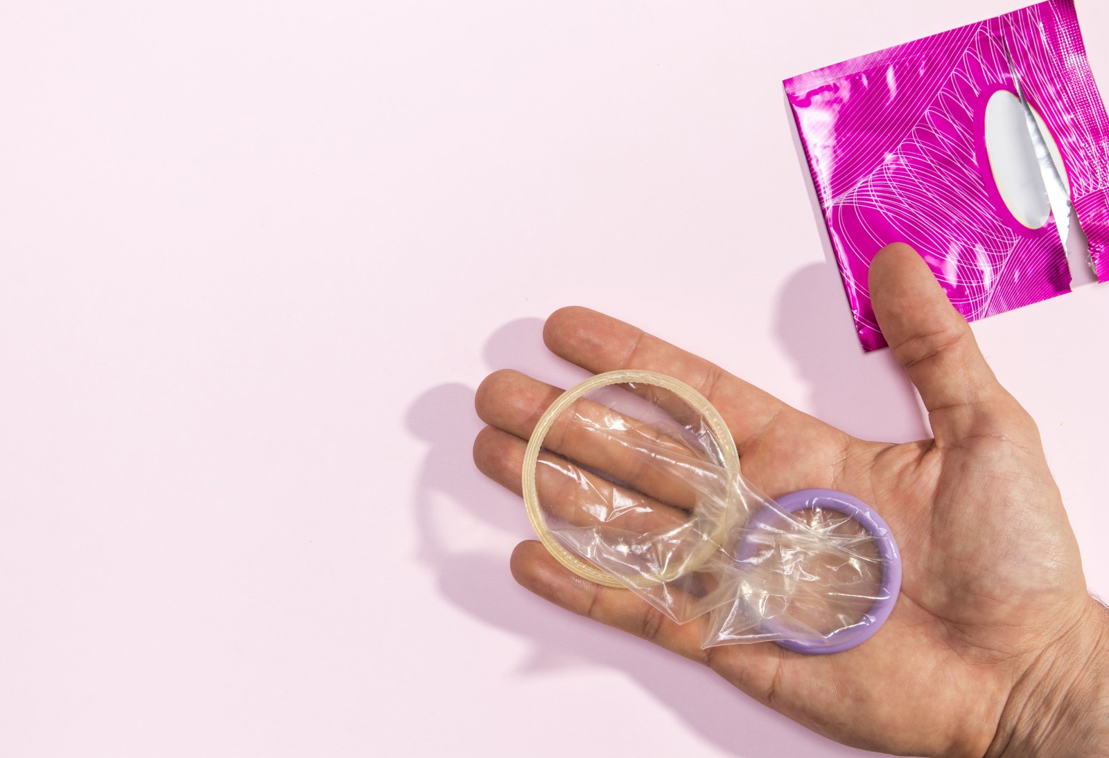 Preservativo feminino: veja mitos, verdades e a importância da proteção sexual