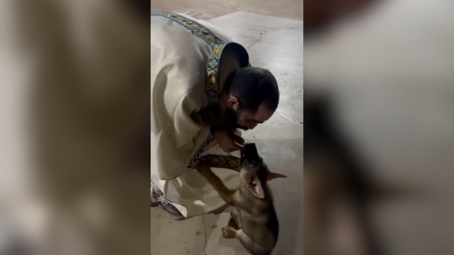 Cachorro confunde a roupa de padre com brinquedo e morde sem parar. Viralizou