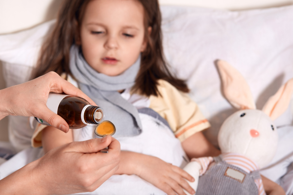 Médico alerta para os riscos do uso recorrente de antibióticos na infância
