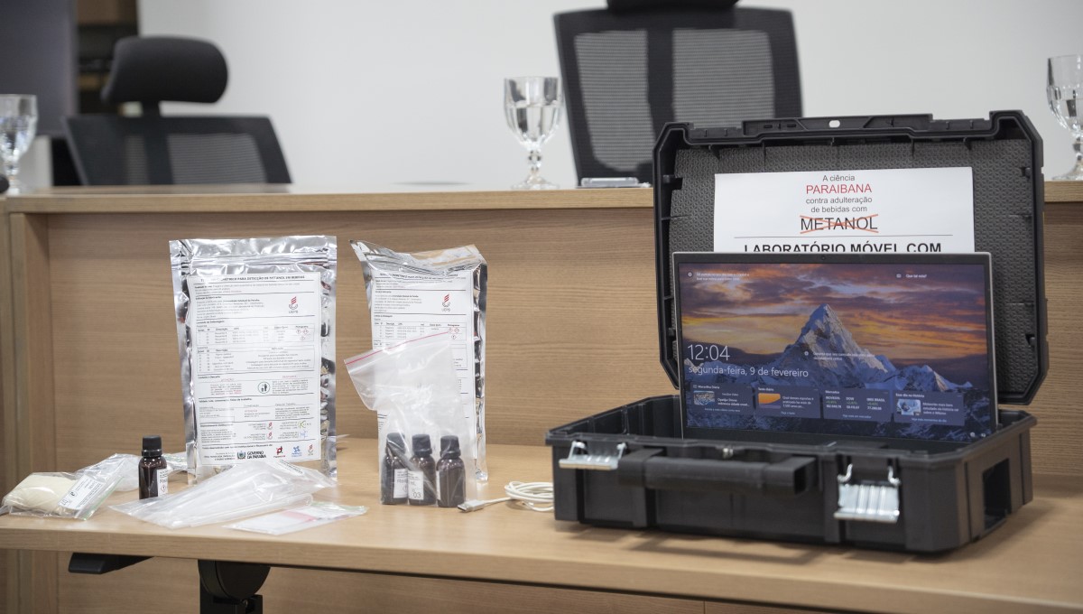 Kits que detectam metanol em bebidas alcoólicas entram na folia carnavalesca