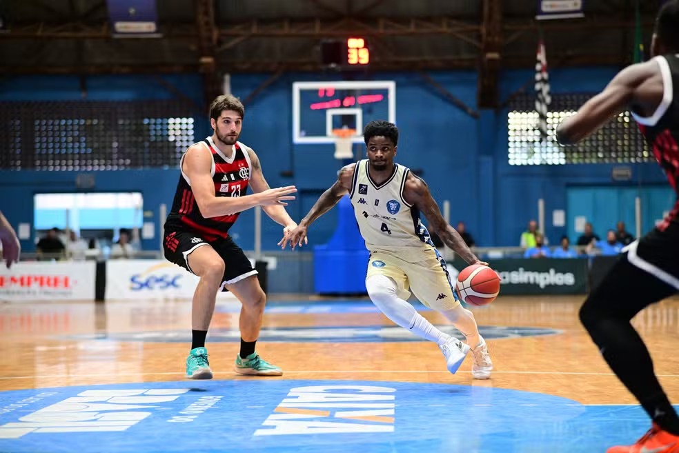 Rio Claro ganha do Flamengo e dá liderança do NBB de presente para o Sesi Franca