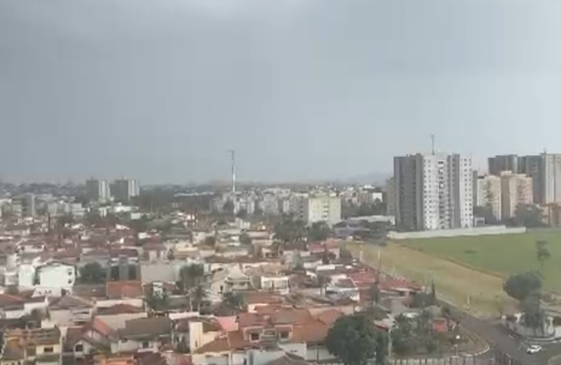 Depois de dia escaldante, clima vira em Franca e chuva vem com força em toda cidade