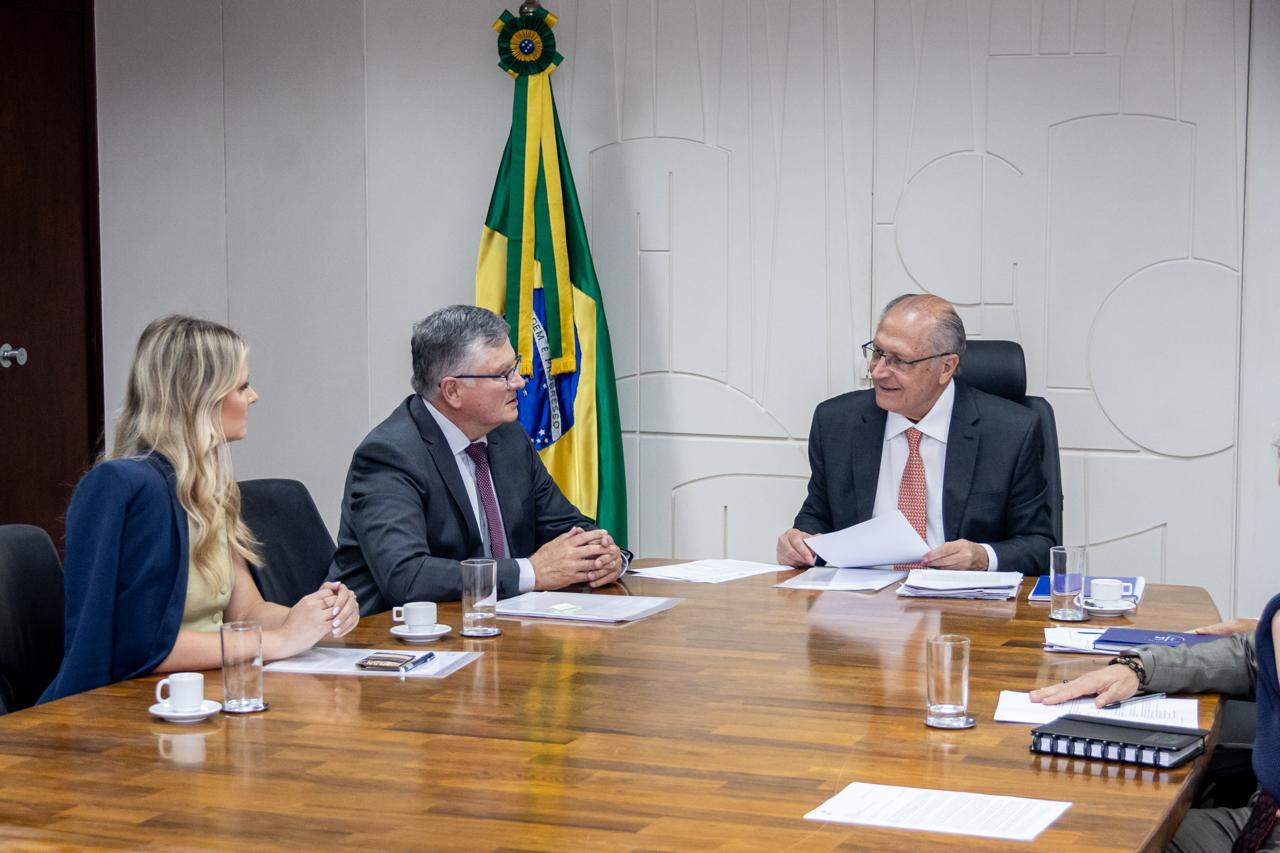 Setor calçadista discute projetos para melhorias com vice-presidente Geraldo Alckmin