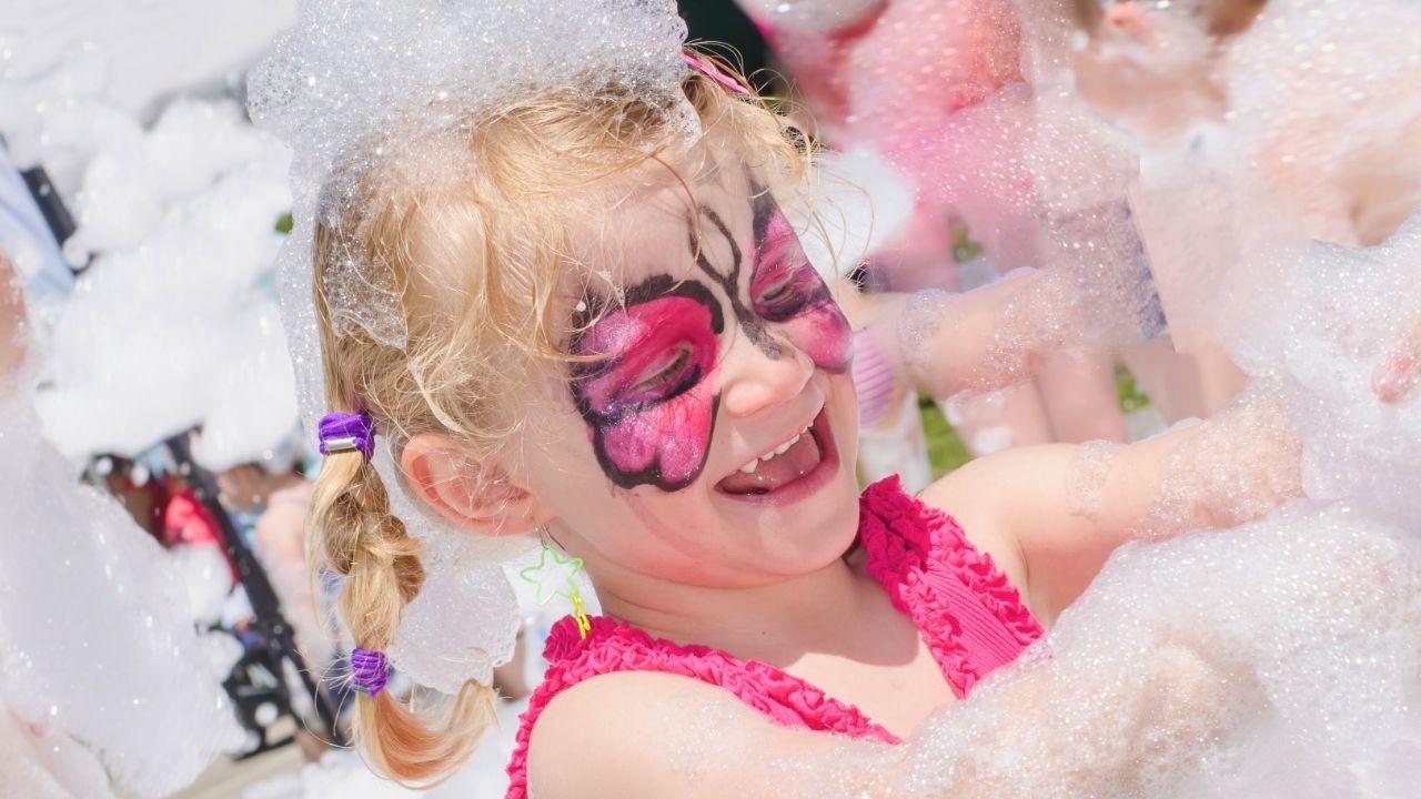 Carnaval infantil: saiba como maquiagem afeta a saúde das crianças
