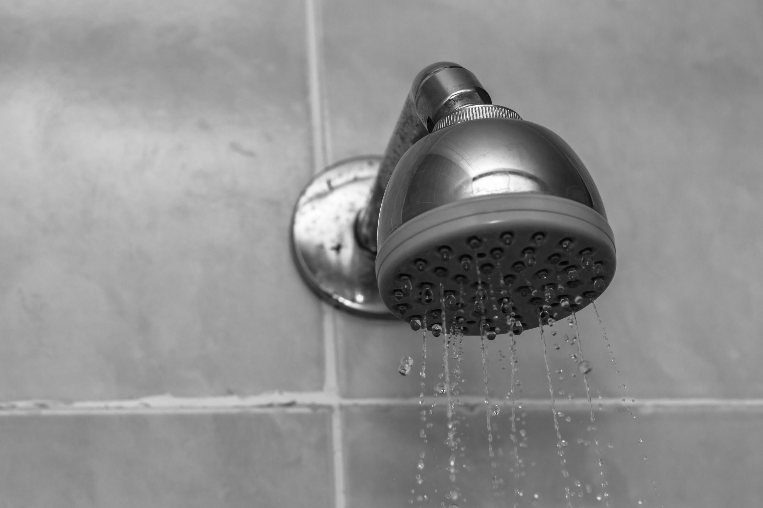 Água fraca no banho? Veja como limpar o chuveiro e recuperar o fluxo