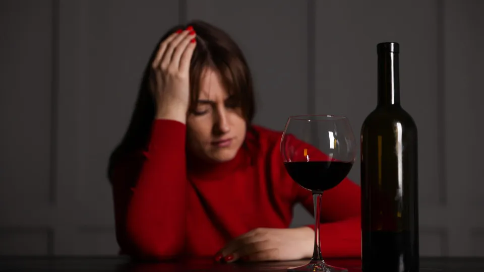 Veja quais bebidas agravam sintomas de depressão (e não é só o álcool!)