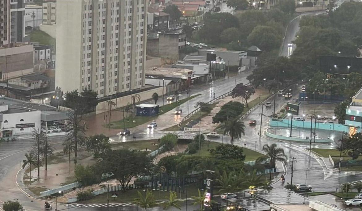 Temporal em Franca faz Córrego Cubatão transbordar nas proximidades da Chevrolet