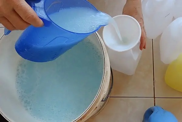Saiba como fazer um amaciante caseiro e cheiroso com apenas dois ingredientes